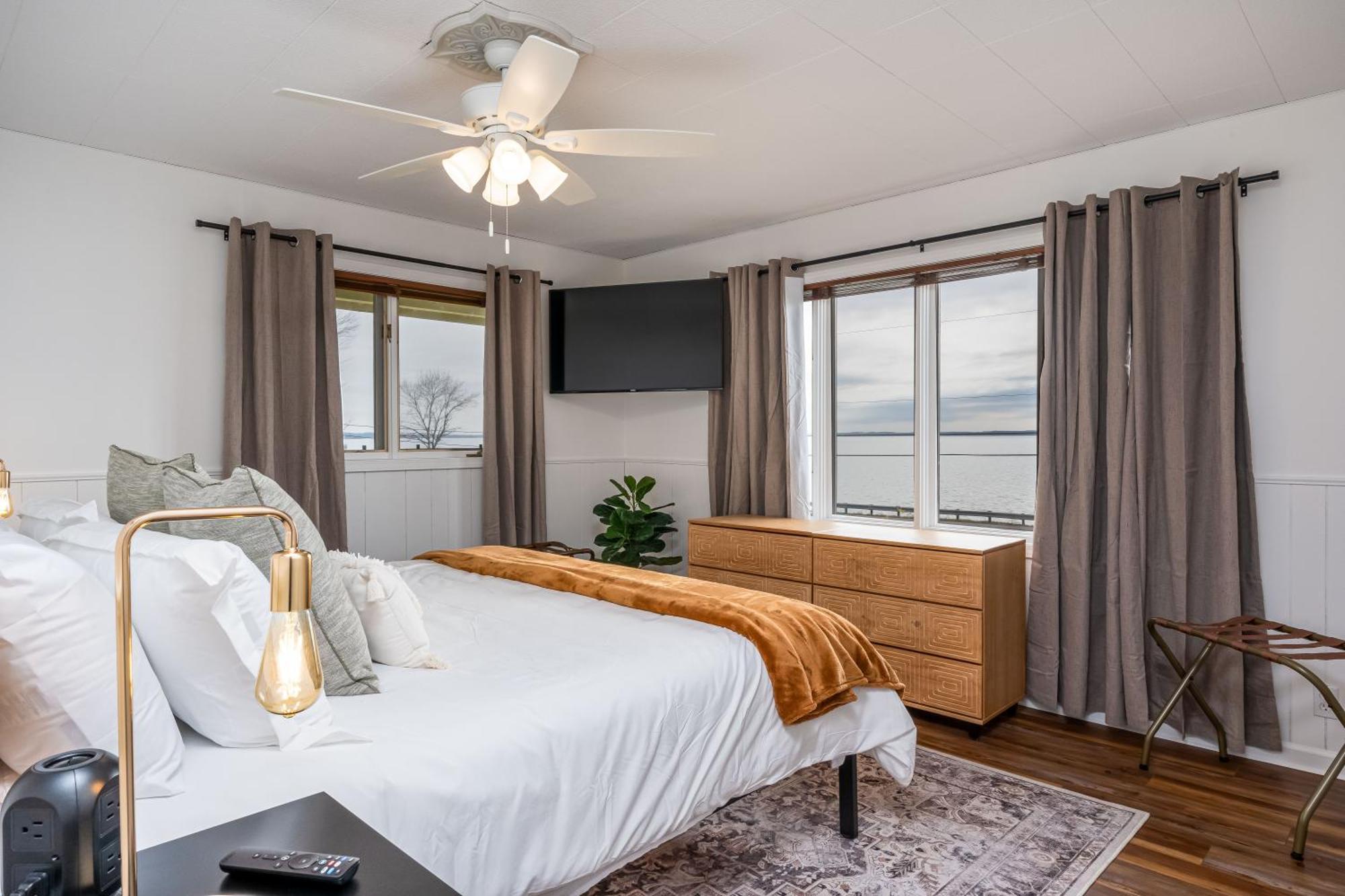 Up North Escape - Modern With Private Holiday home
