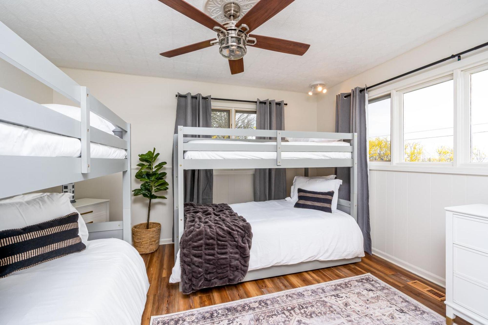 Up North Escape - Modern With Private Holiday home Traverse City