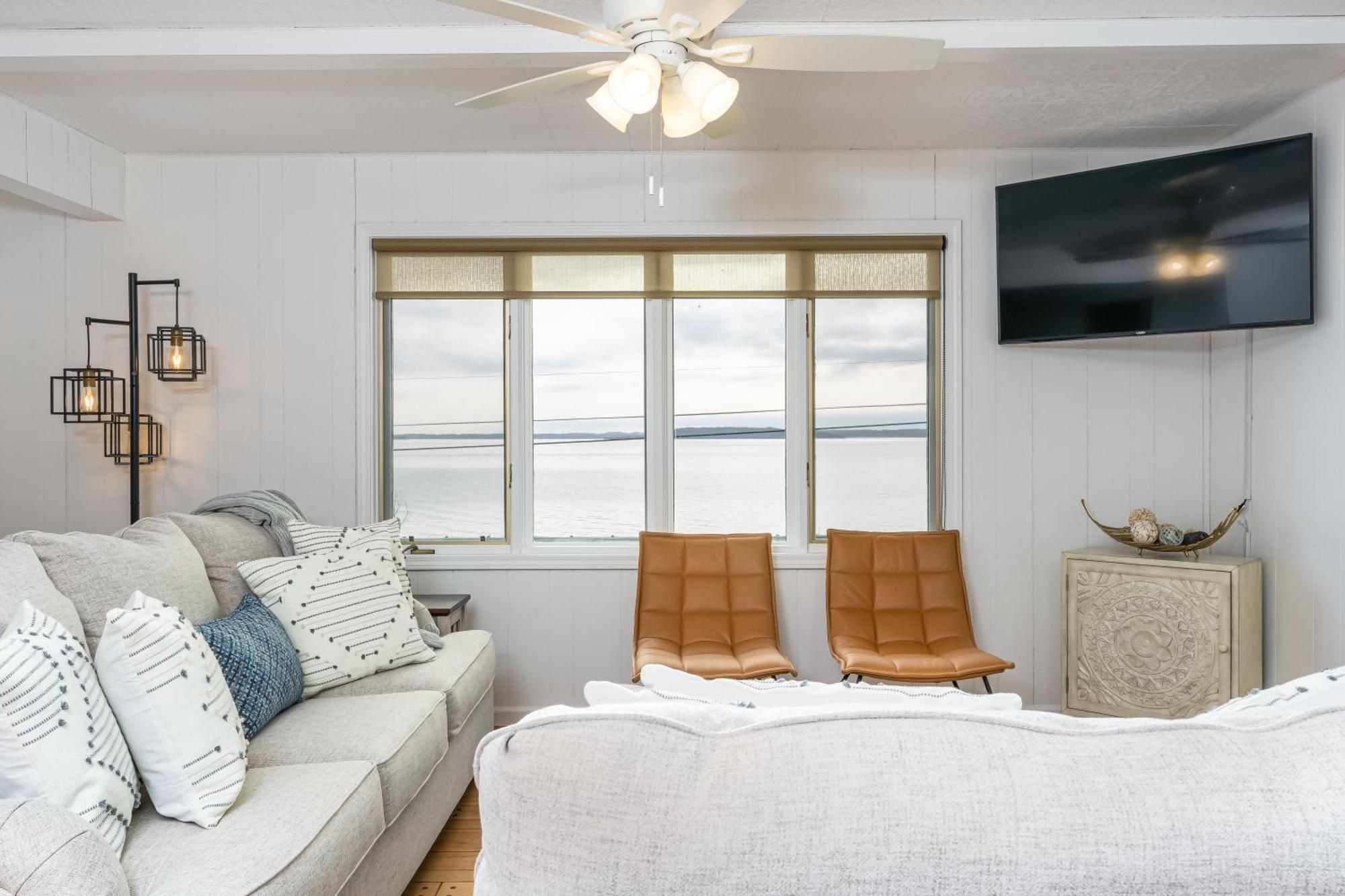 Up North Escape - Modern With Private