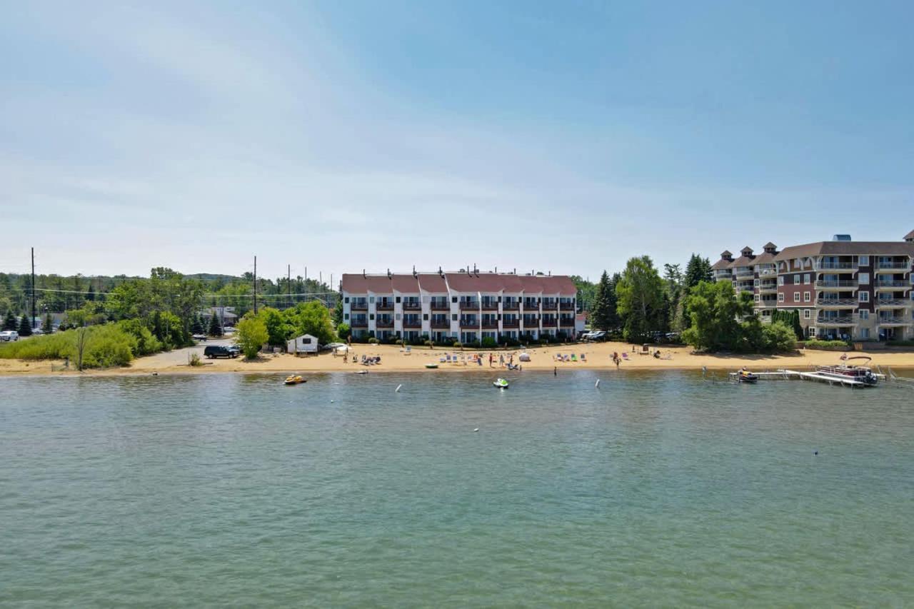 Beachside 218 Luxury On The * Traverse City