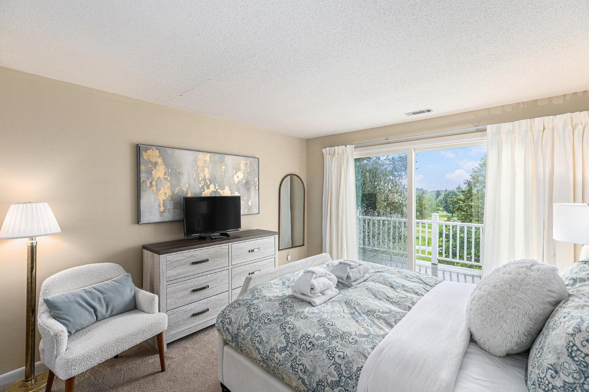 Beautiful Comfy 2 Bedroom Stunning Golf Course Views 5166