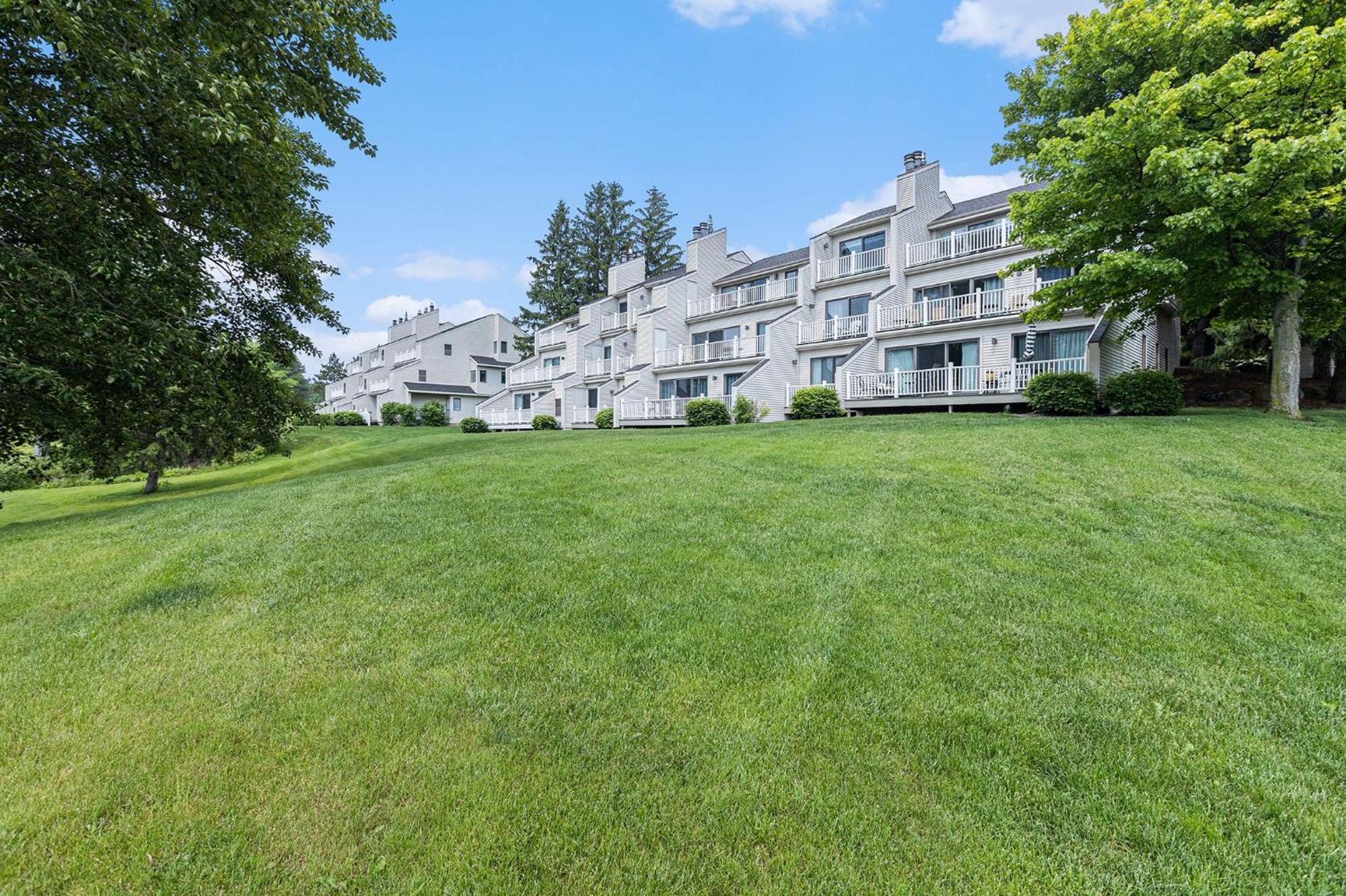 Apartment Beautiful Comfy 2 Bedroom Stunning Golf Course Views 5166 Traverse City