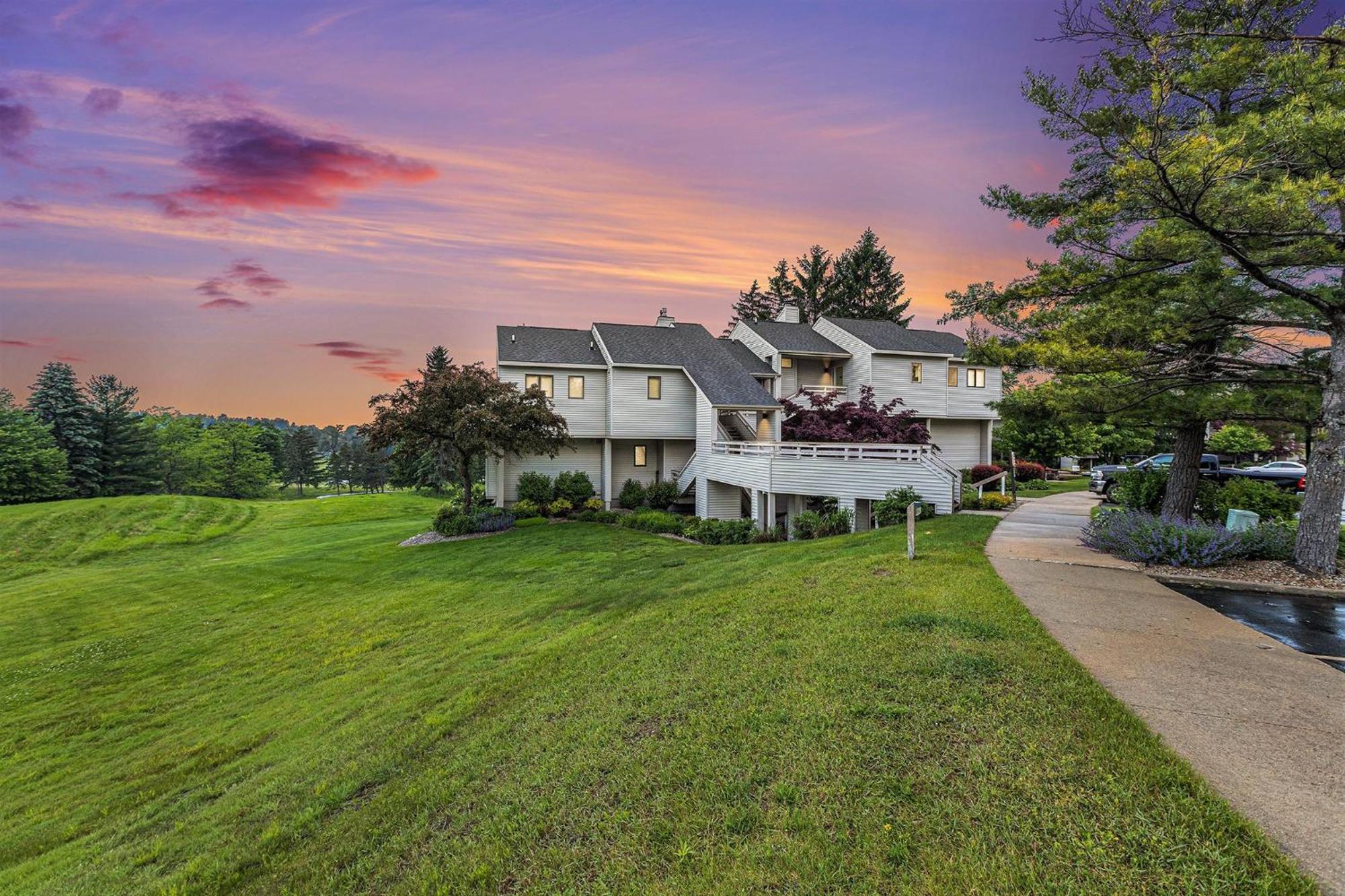 Apartment Beautiful Comfy 2 Bedroom Stunning Golf Course Views 5166 Traverse City