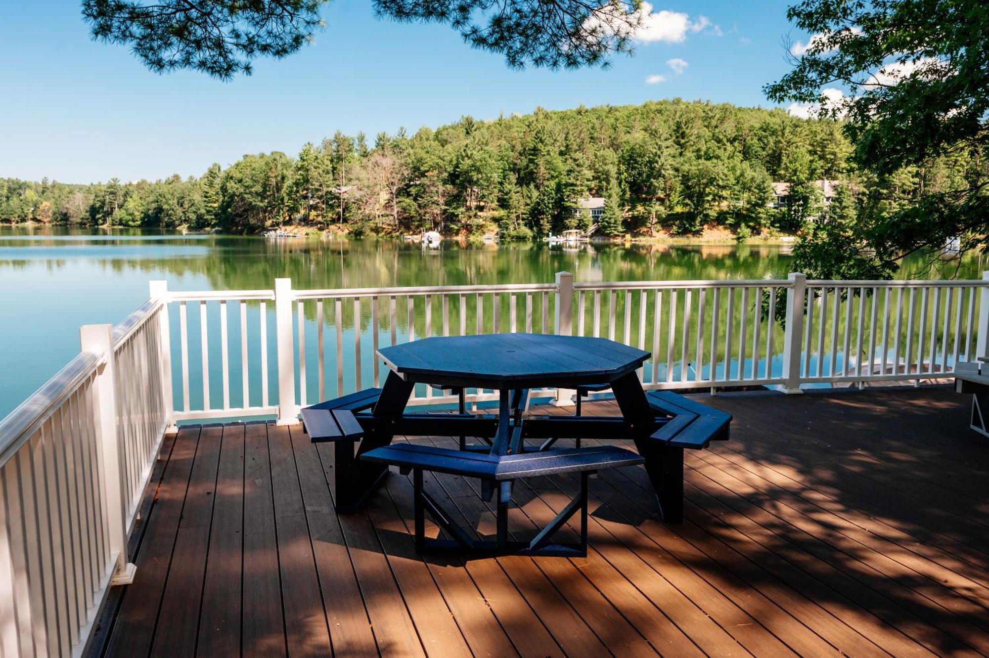 Arbutus Lakeside Stay-pontoon Rentals-near Tc!