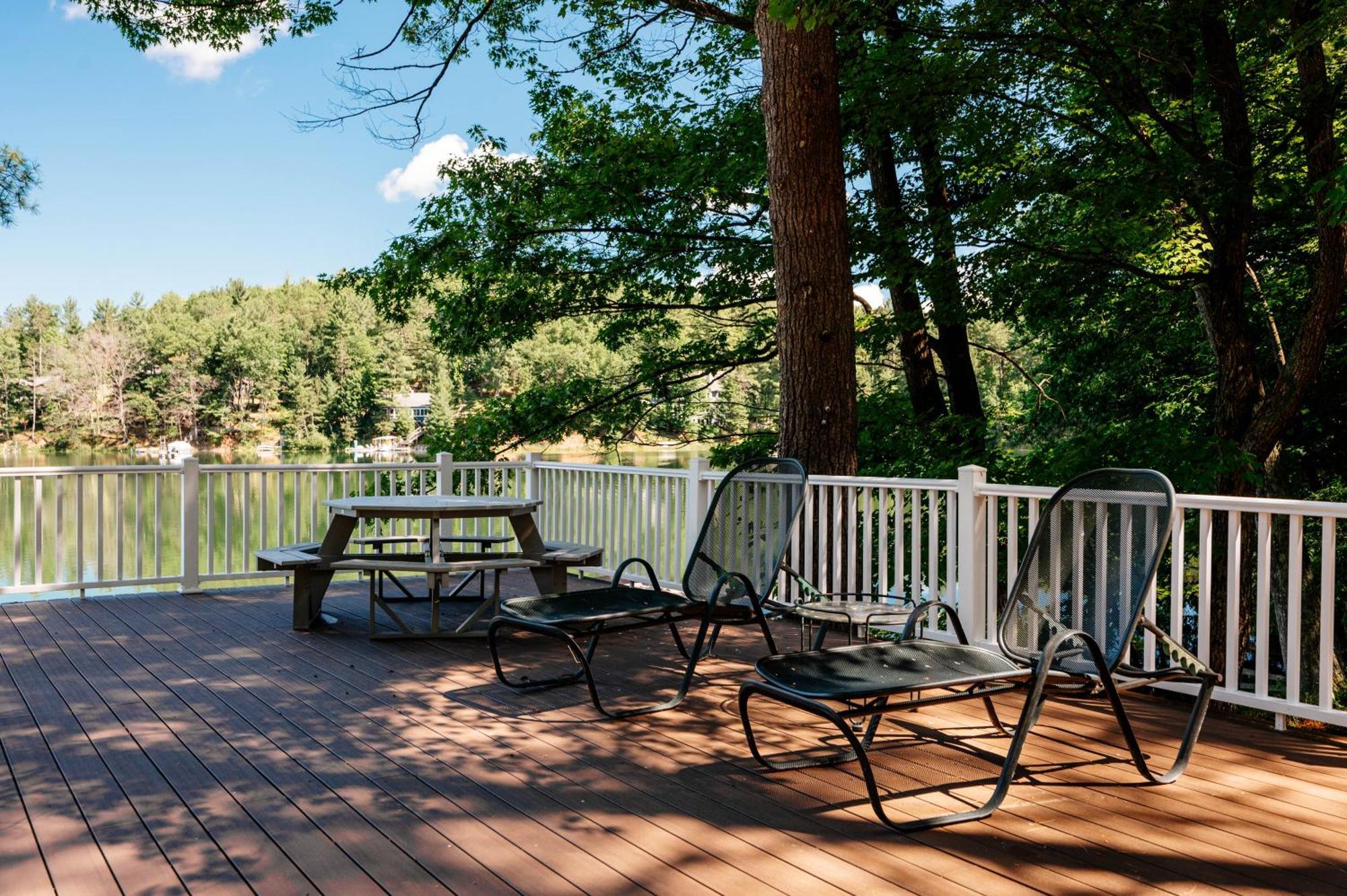 Arbutus Lakeside Stay-pontoon Rentals-near Tc! Holiday home