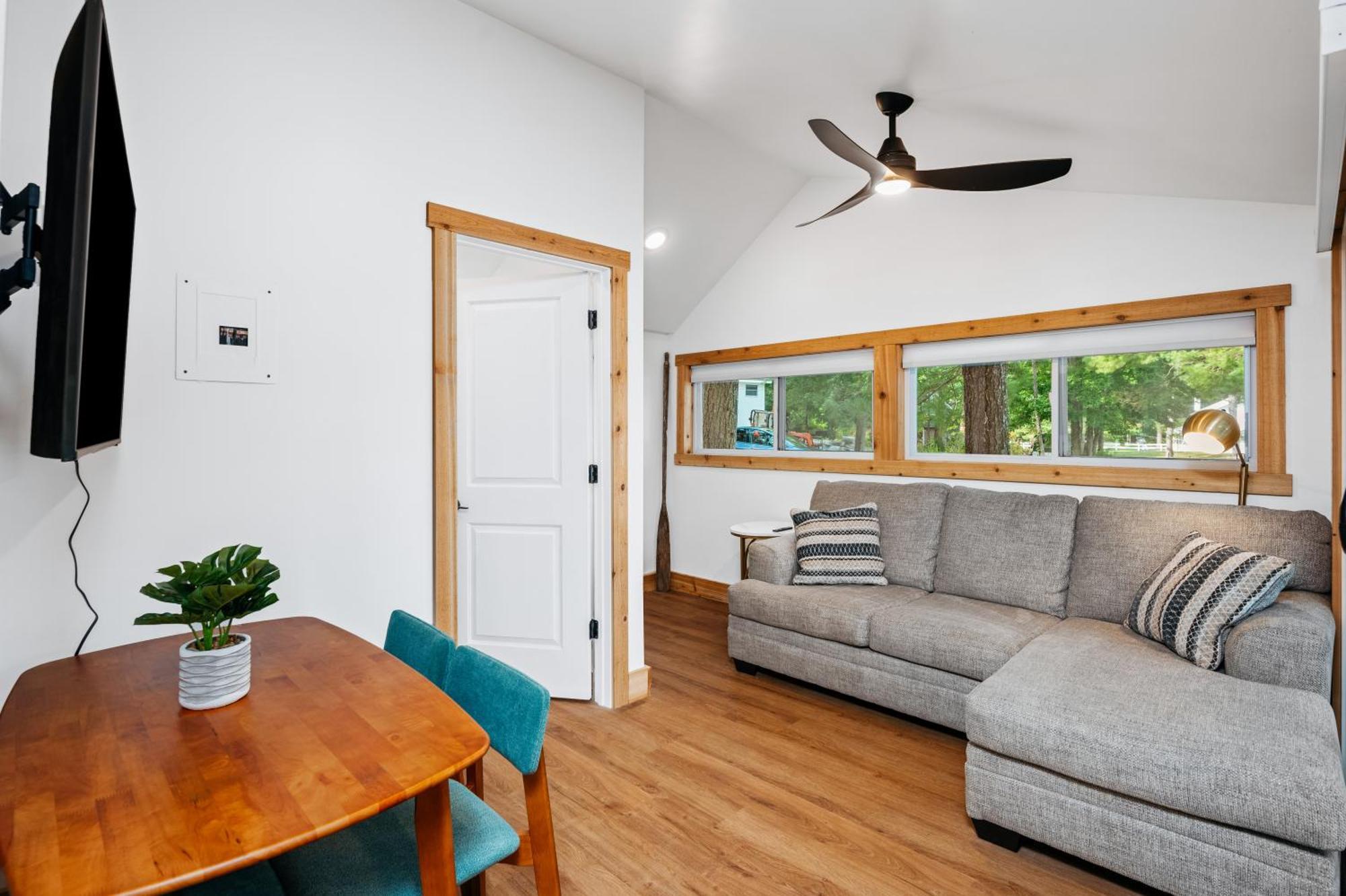 Arbutus Lakeside Stay-pontoon Rentals-near Tc! * Traverse City
