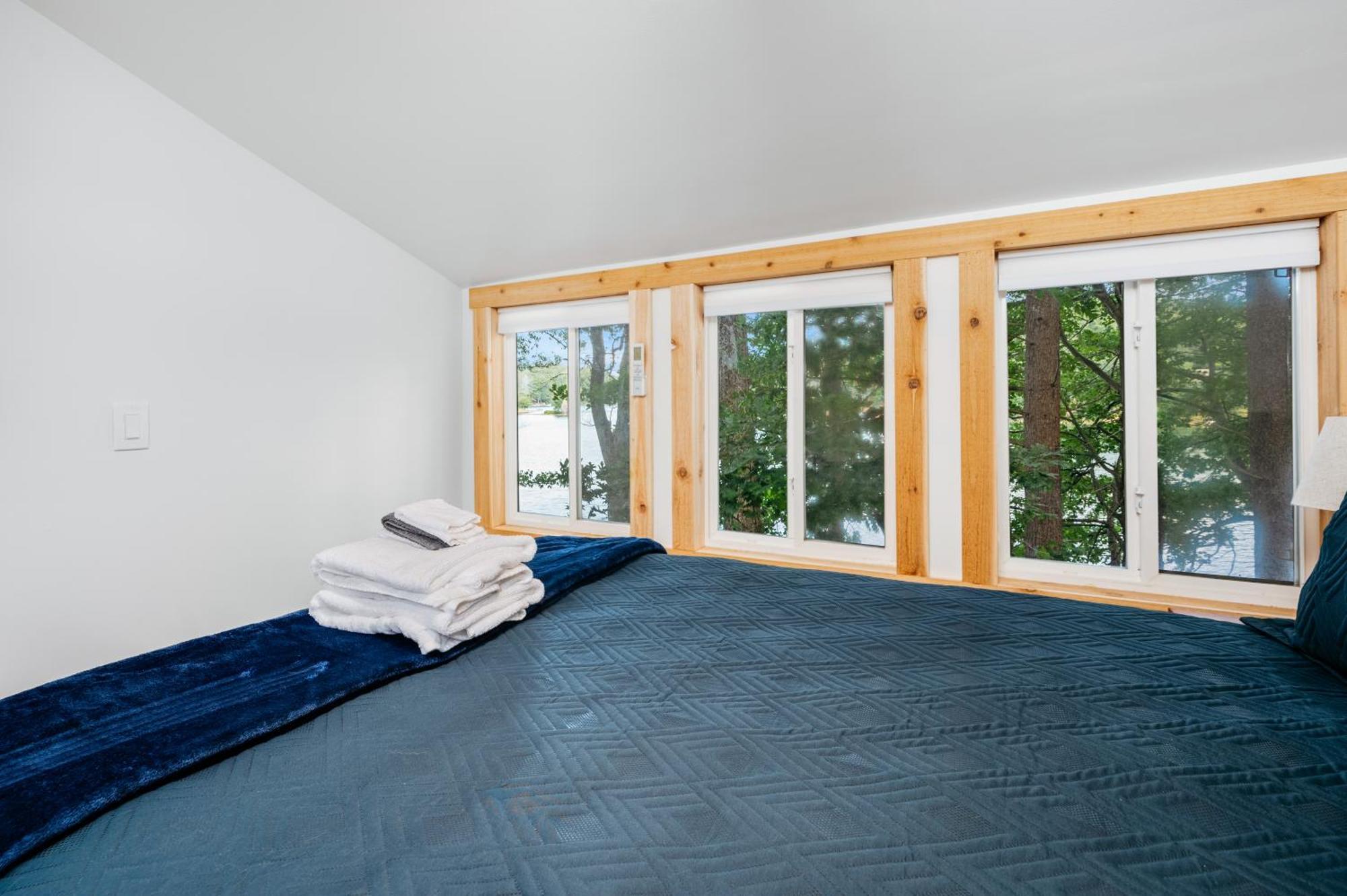 Arbutus Lakeside Stay-pontoon Rentals-near Tc! Holiday home Traverse City