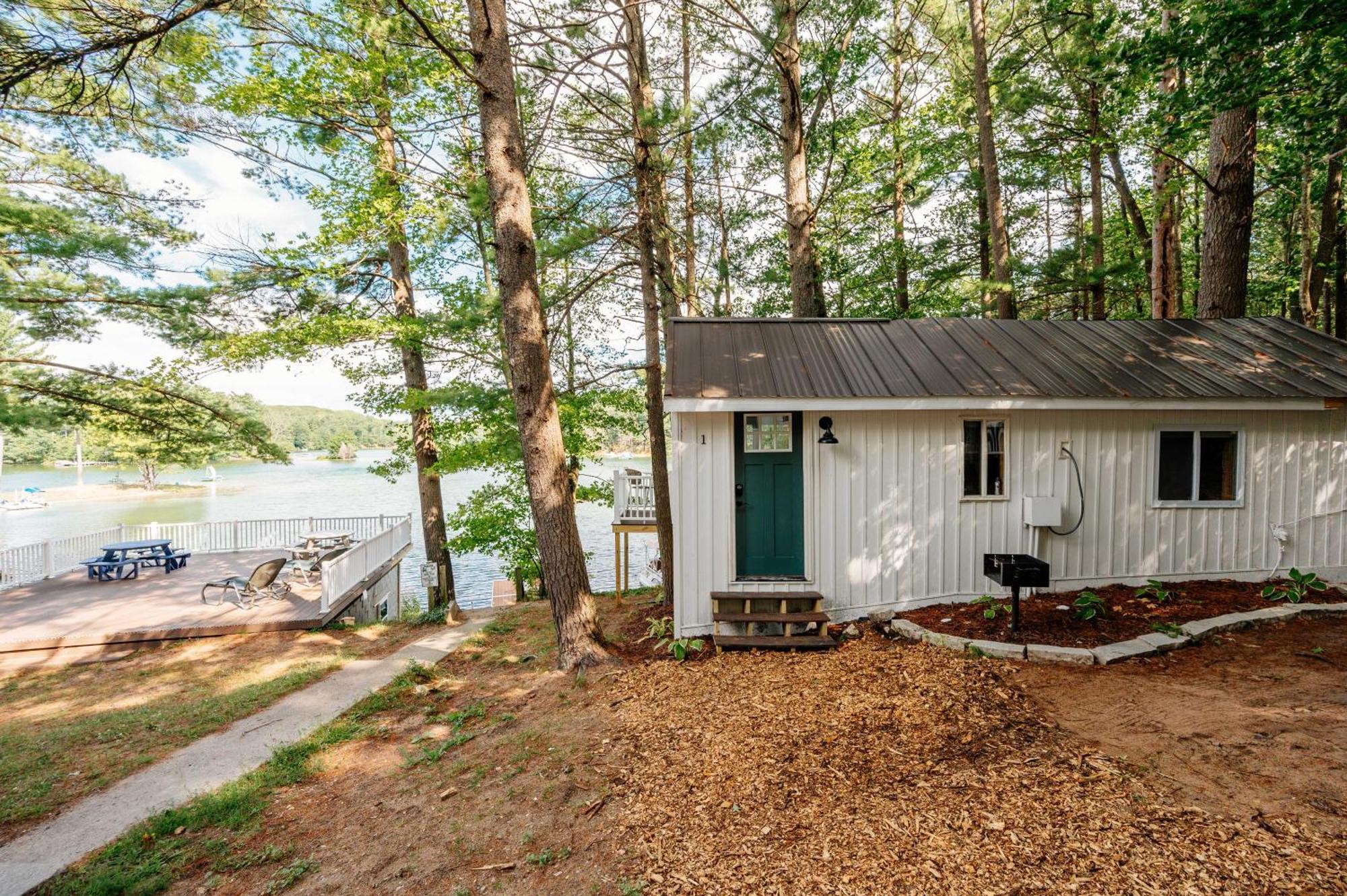 Arbutus Lakeside Stay-pontoon Rentals-near Tc! Traverse City