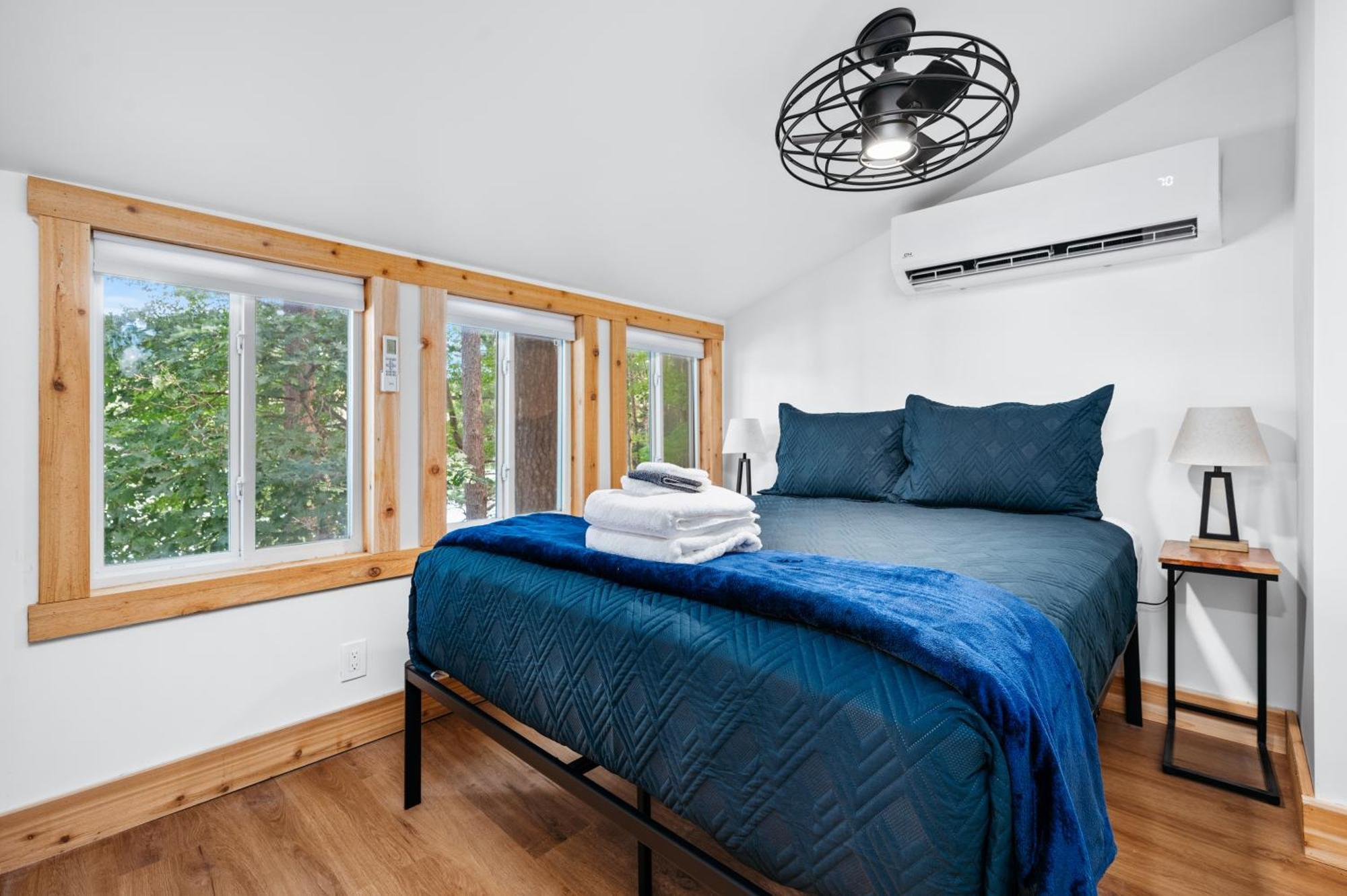 Arbutus Lakeside Stay-pontoon Rentals-near Tc!