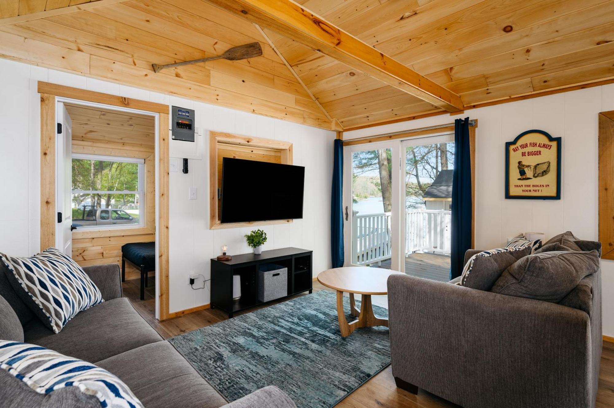 Fishing-arbutus Lake-pontoon Rental-family Friendly Holiday home