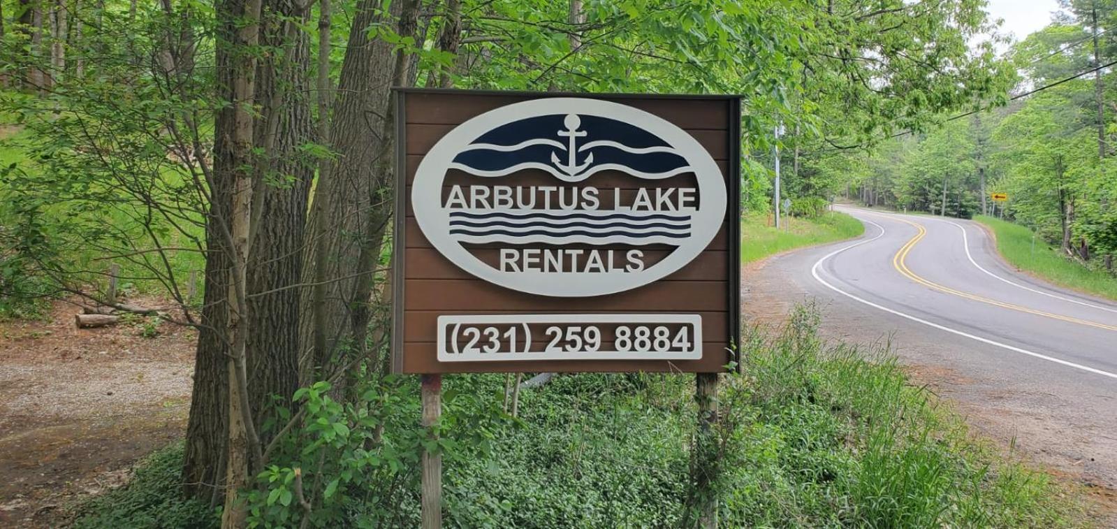 Arbutus Lakeside Stay-pontoon Rentals-near Tc! Holiday home *