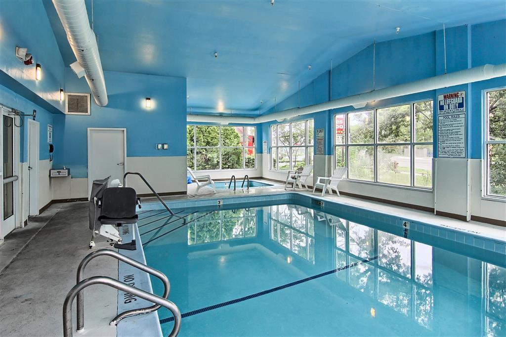 Seasons Traverse Hotel 2*
