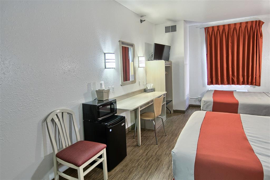 Seasons Traverse Hotel 2*
