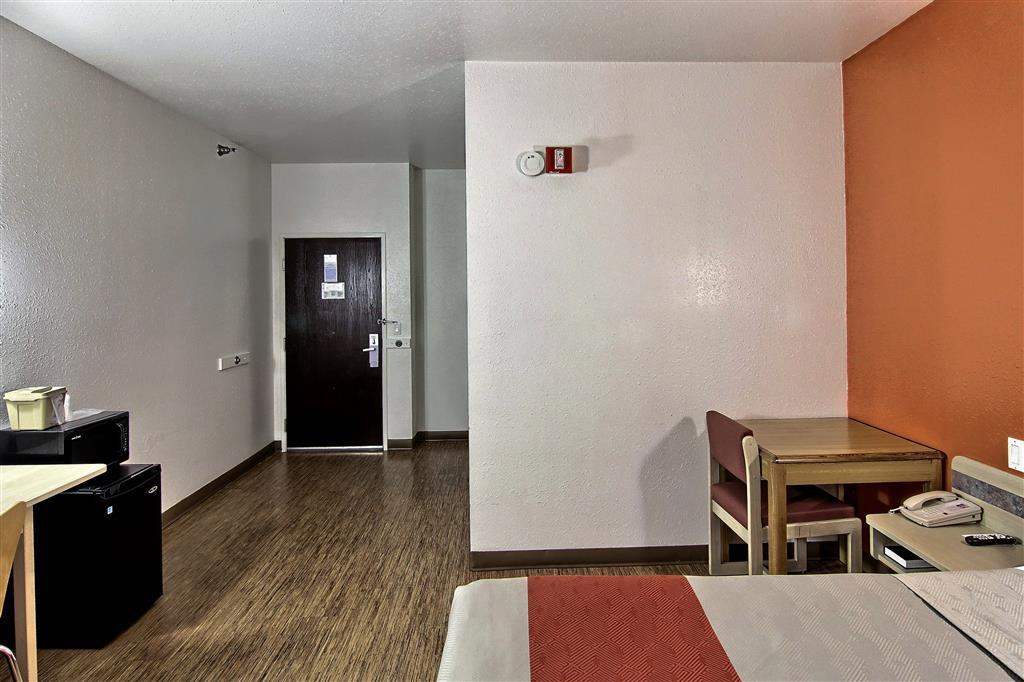 Seasons Traverse Hotel 2*