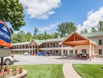 Howard Johnson By Wyndham Traverse Hotel