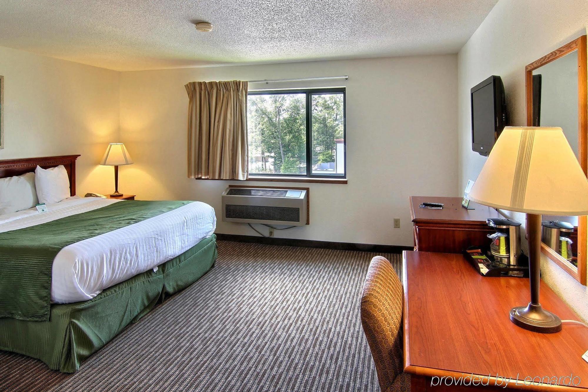 Days & By Wyndham Traverse Hotel 2*
