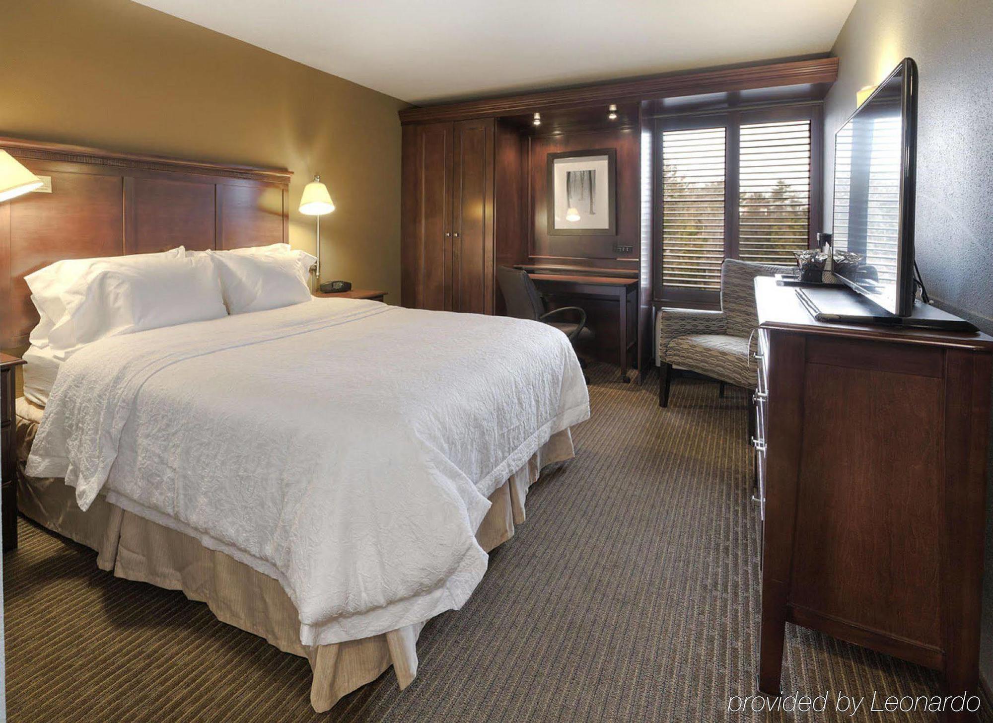 Hampton Traverse Hotel 3*