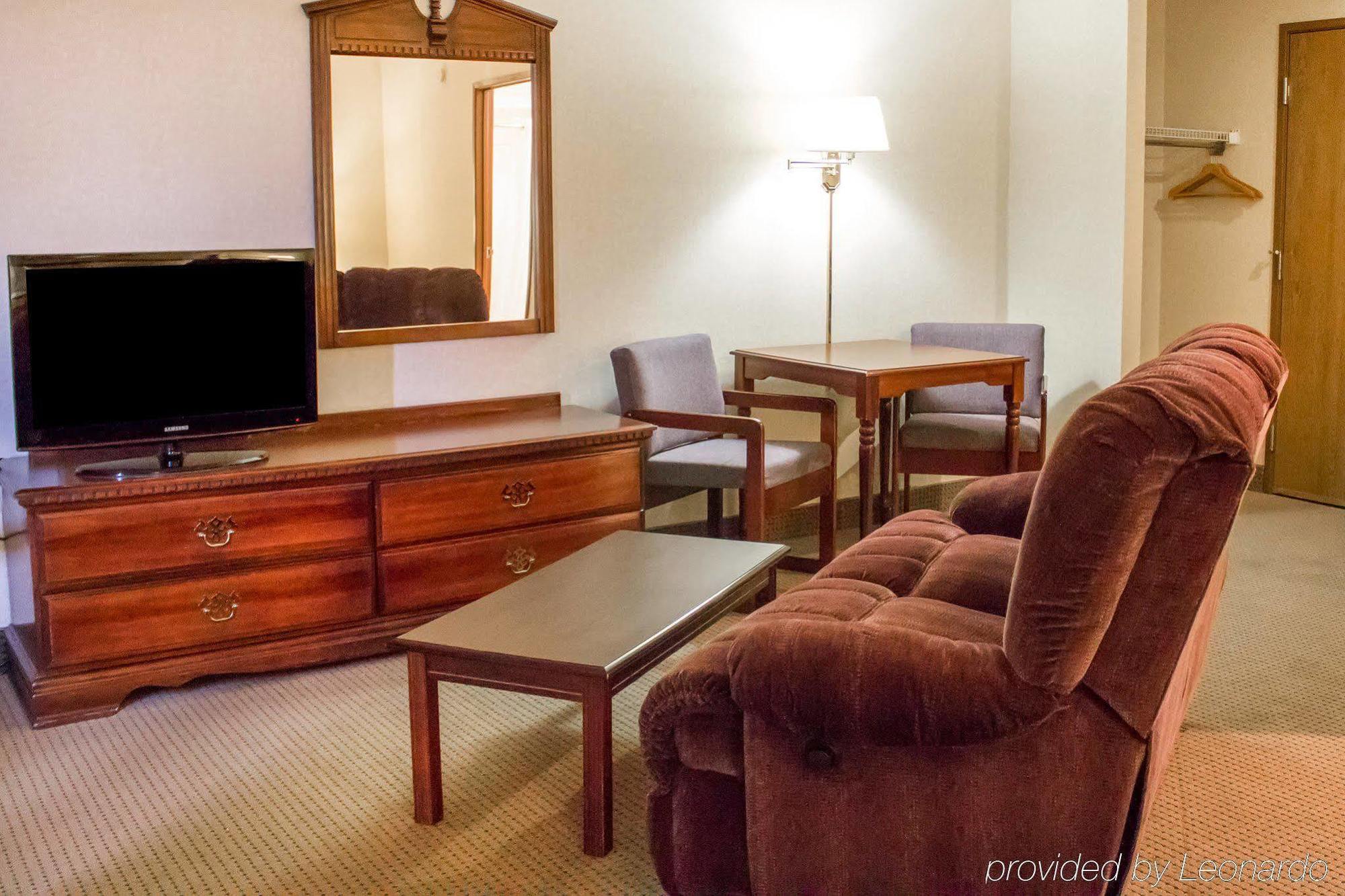 Econo Lodge *