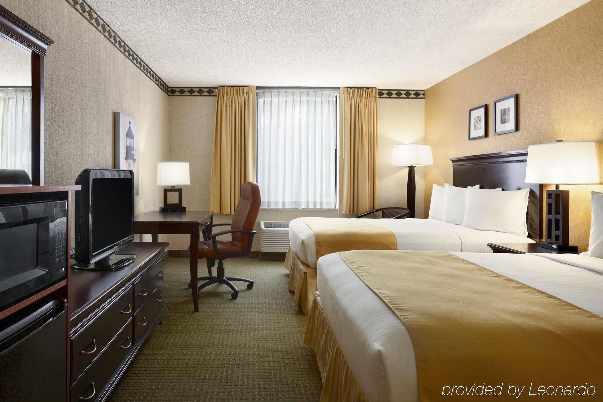 Days & By Wyndham Traverse Hotel