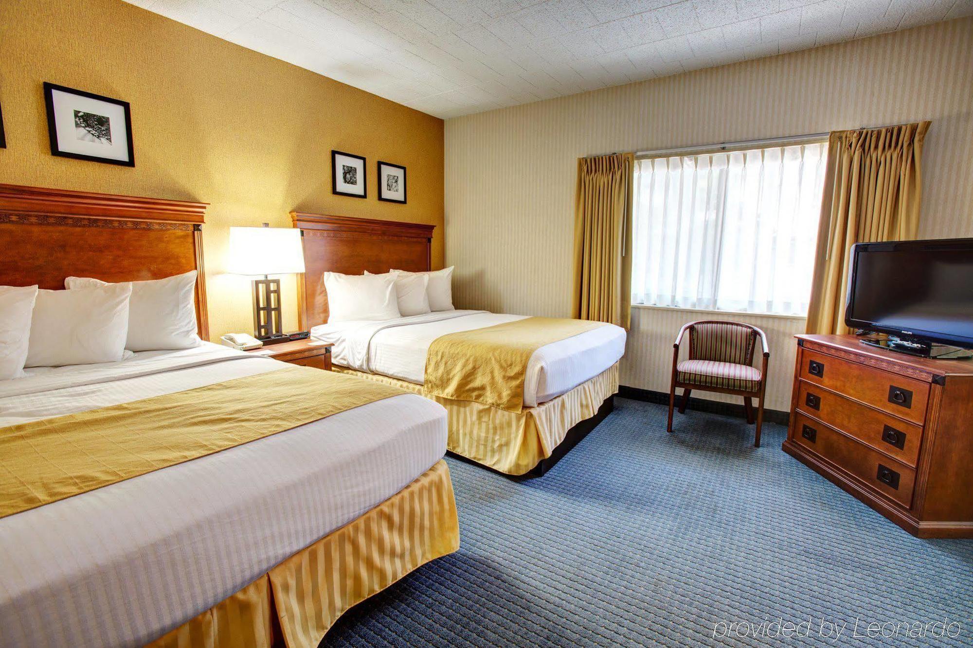 Days & By Wyndham Traverse 2*