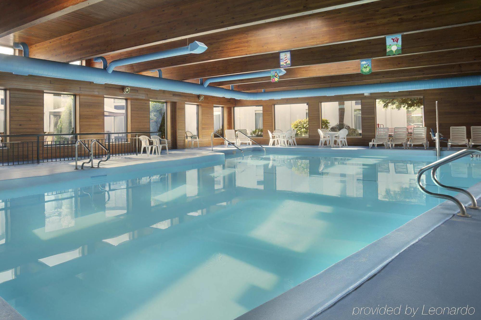 Days & By Wyndham Traverse 2*