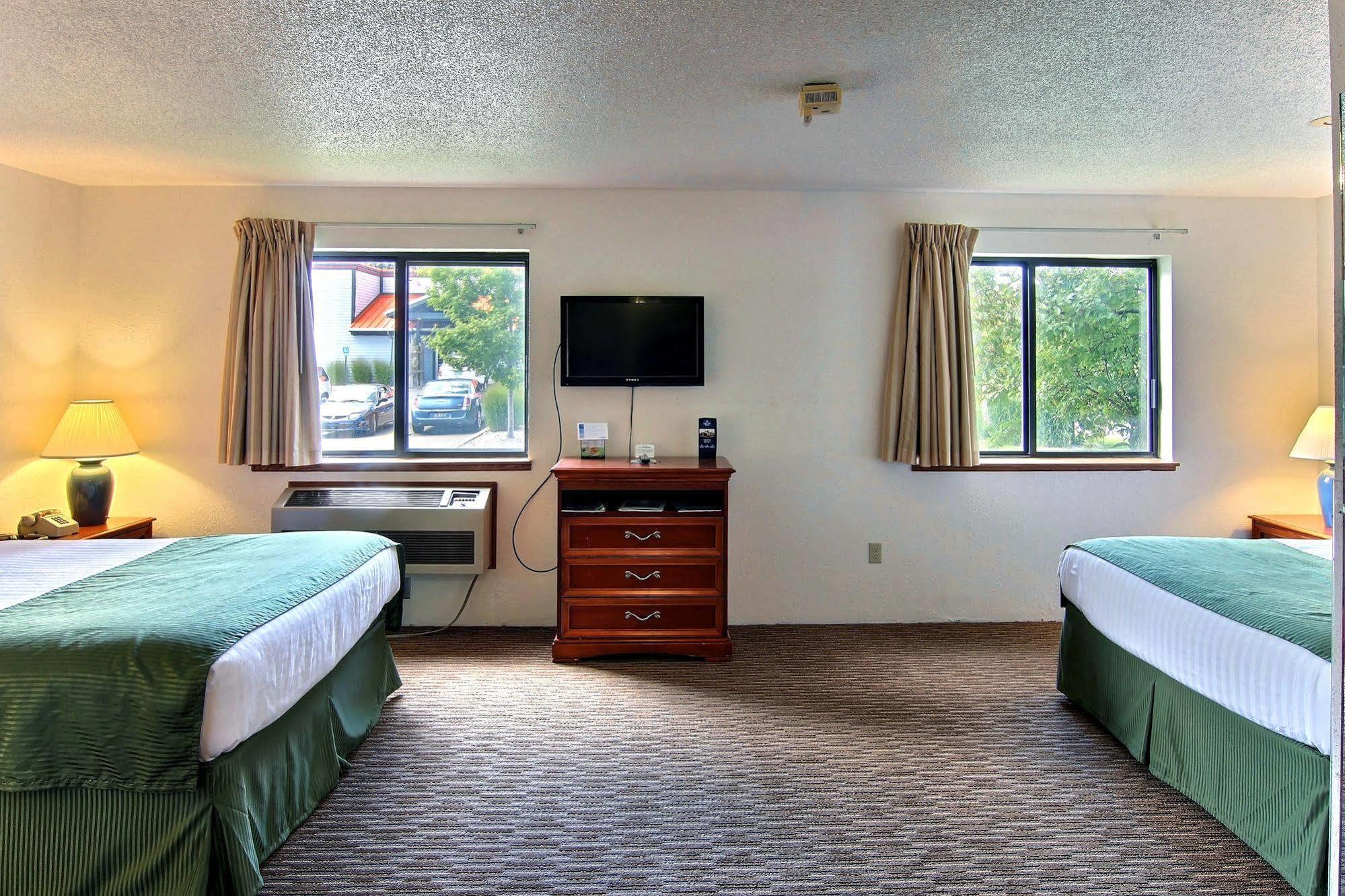Hotel Days & By Wyndham Traverse 2*