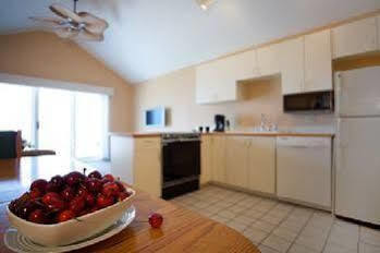 Pointes North Beachfront Hotel 3*
