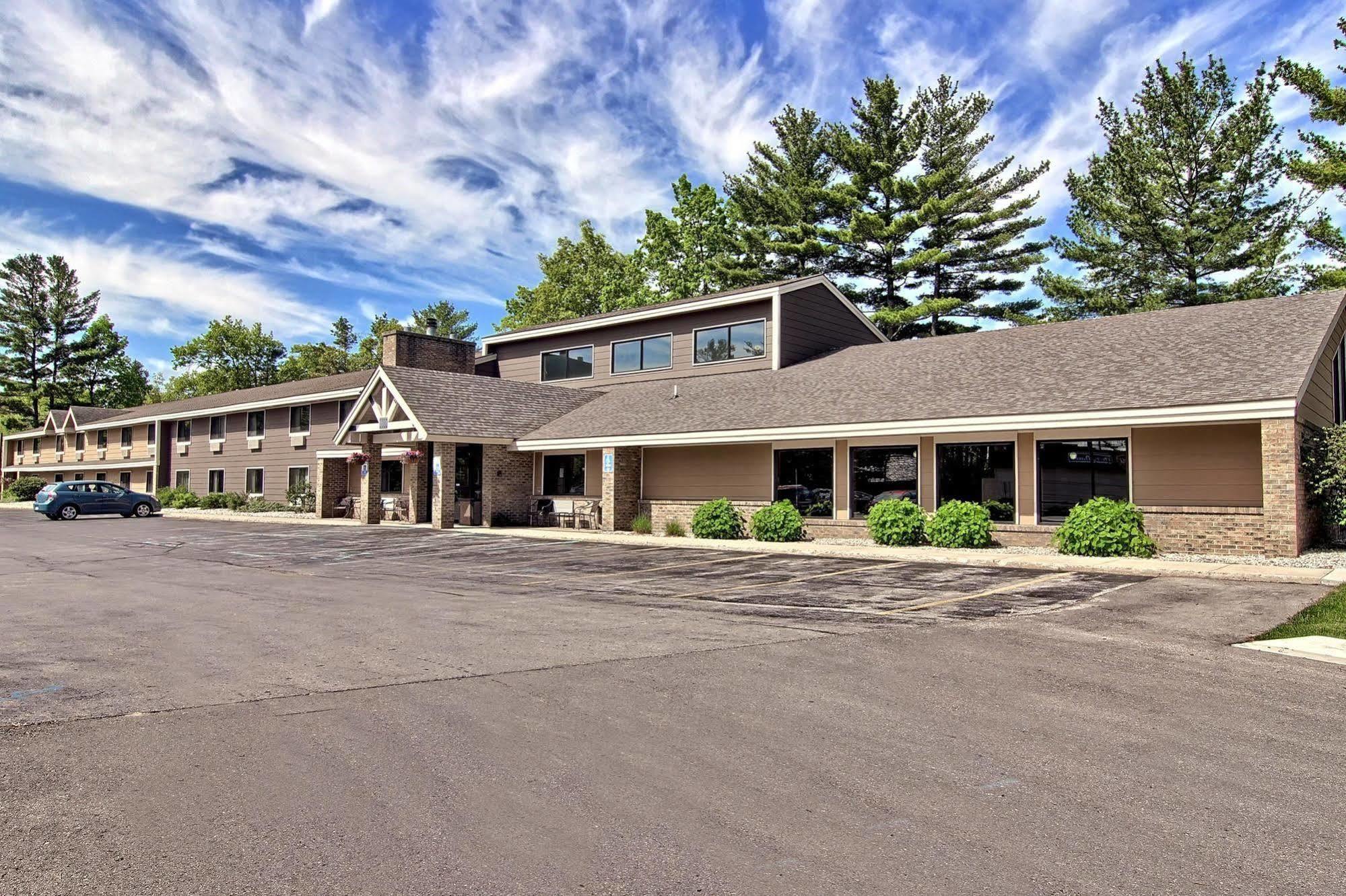 Blossom & Traverse Hotel 2*