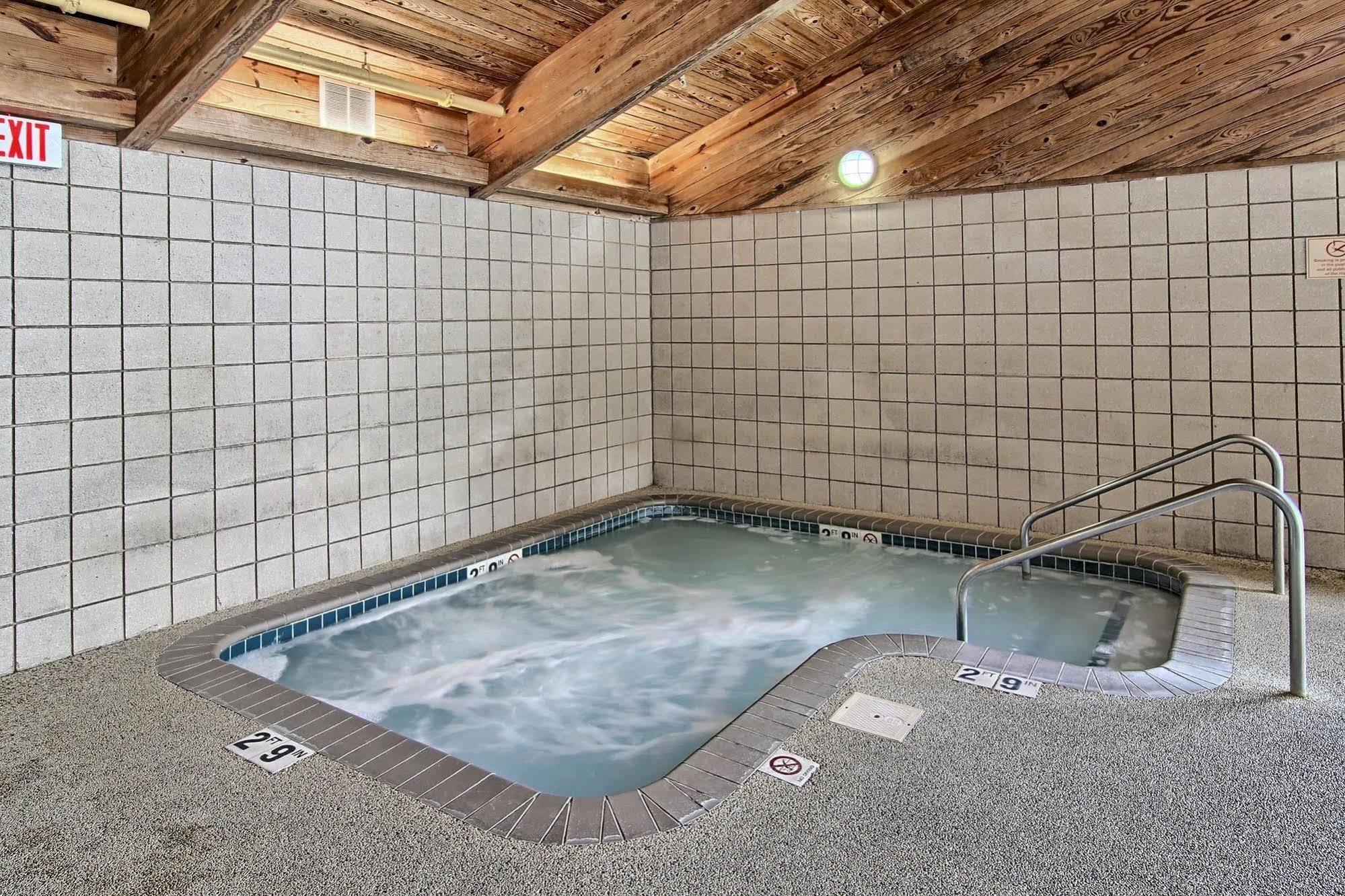 Blossom & Traverse Hotel 2*