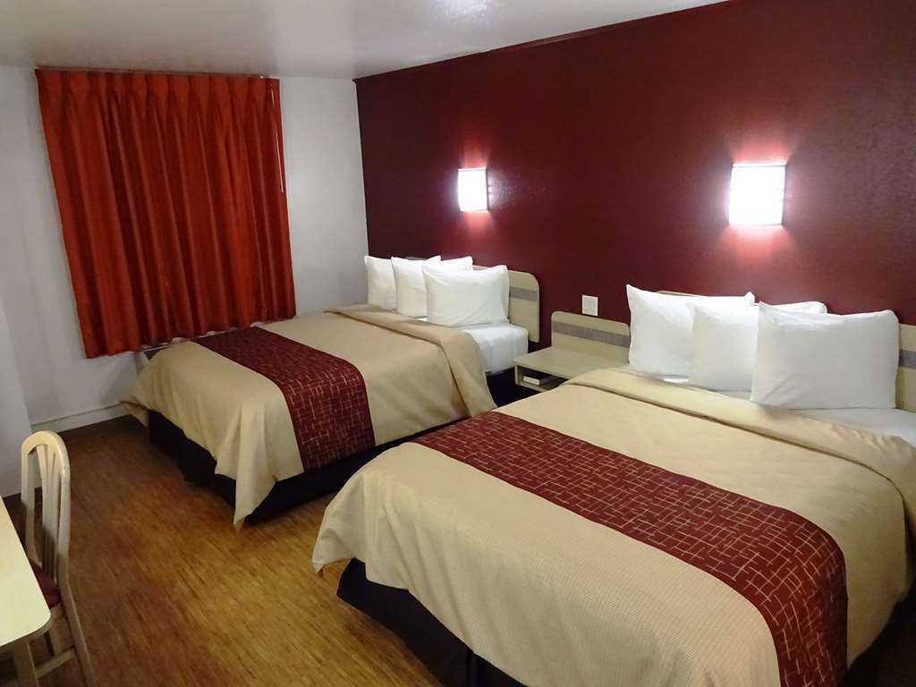 Seasons Traverse Hotel 2*