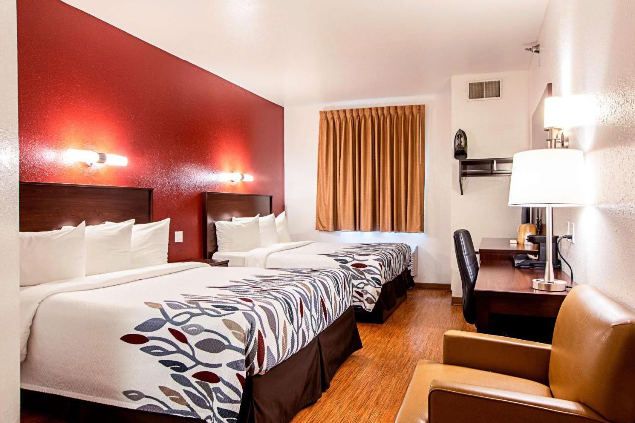 Seasons Traverse Hotel 2*