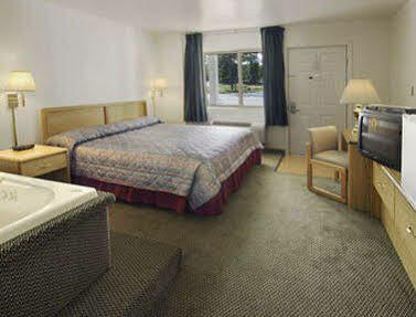 Travelodge By Wyndham Traverse Mi Motel