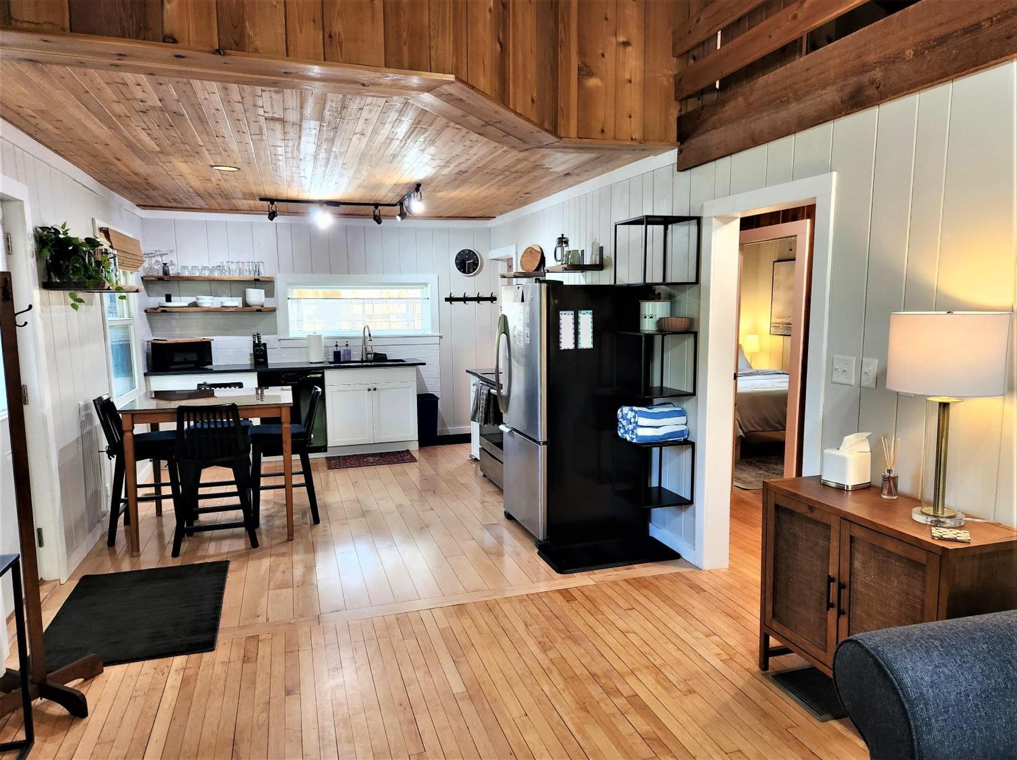 Steps To Beach-hot Tub-fireplace-northern Original Chalet Traverse City