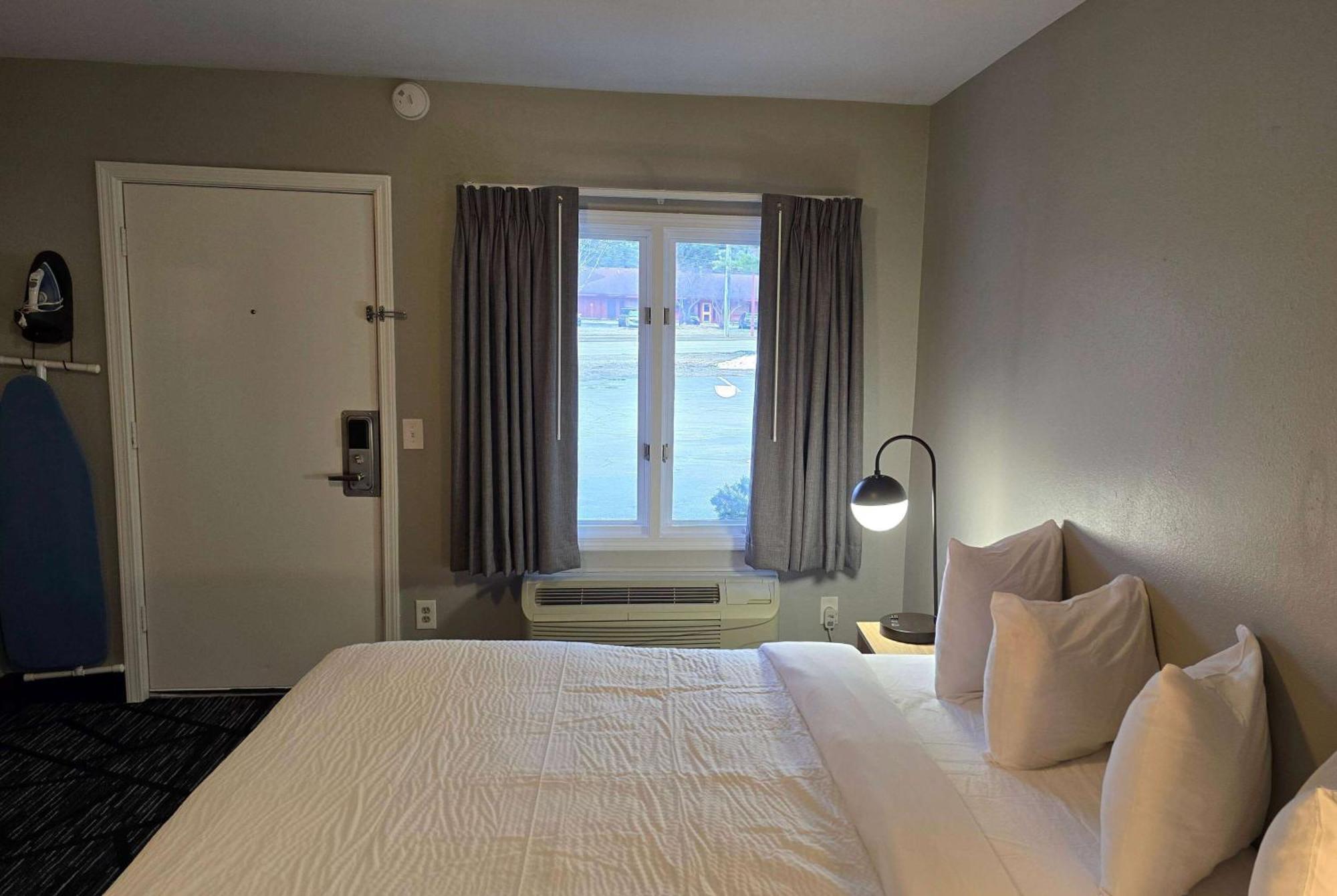 Super 8 By Wyndham Traverse