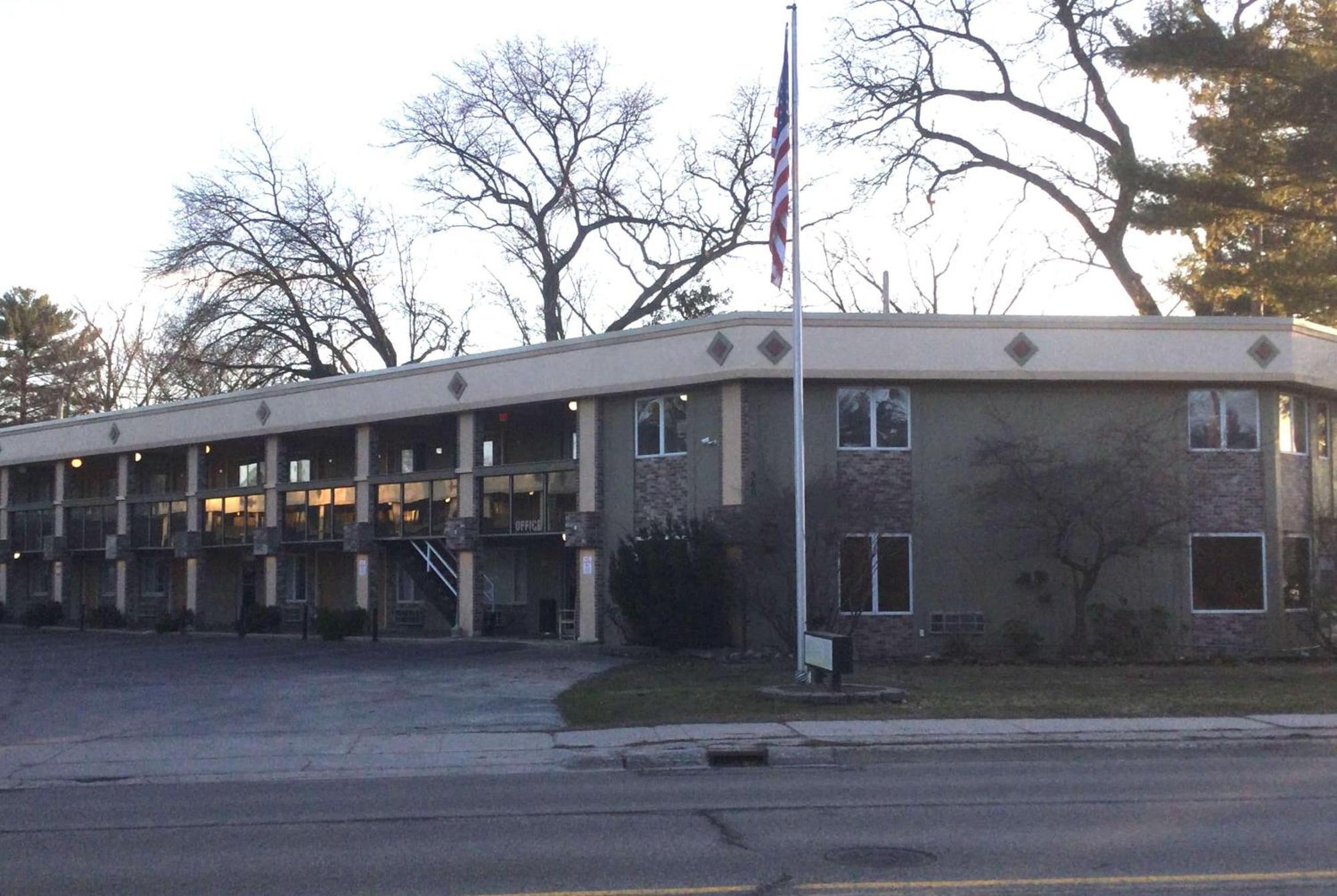 Super 8 By Wyndham Traverse Hotel