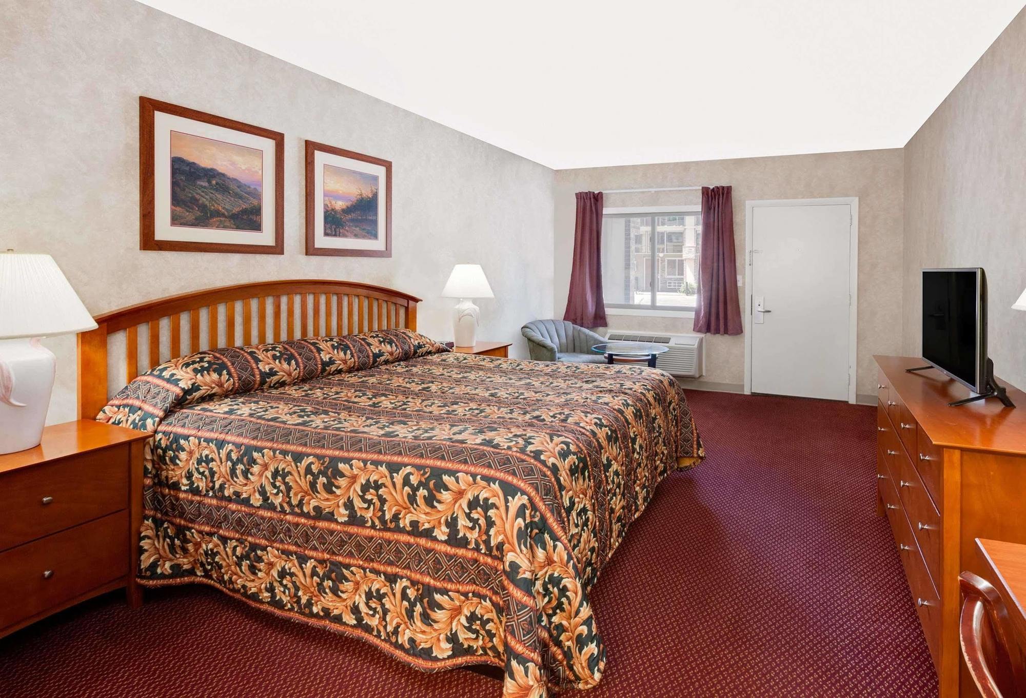 Super 8 By Wyndham Traverse Hotel 2*